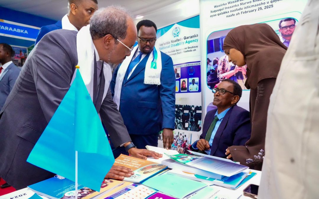 17 Sebtember 2025, Guddoomiyaha Hay’adda Naafada Qaranka (HNQ), Maxamed Cabdul Jaamac, oo ay wehliyeen xubno ka tirsan guddiga sare iyo shaqaalaha hay’adda, ayaa ka qeyb galay Bandhigga Waxqabadka Hay’adaha Dowladda ee saddexdii sano ee la soo dhaafay (2022–2025),